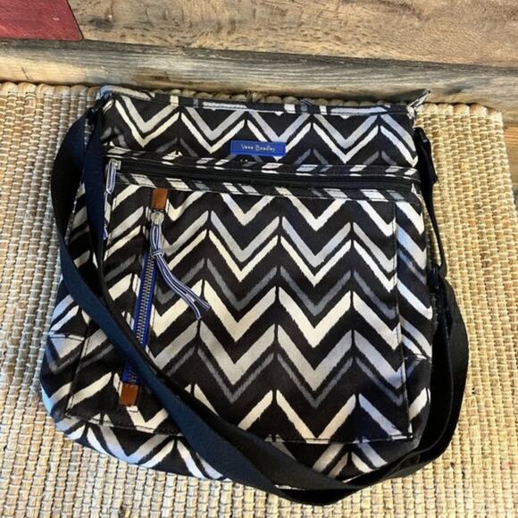Vera Bradley Lotus Black And White Chevron Crossbody‎ Bag - Picture 1 of 14